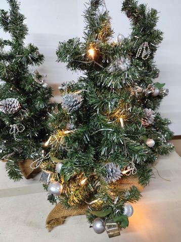 Kerstboompjes op voet met jutte stof afgewerkt. H: 58 cm. beschikbaar voor biedingen