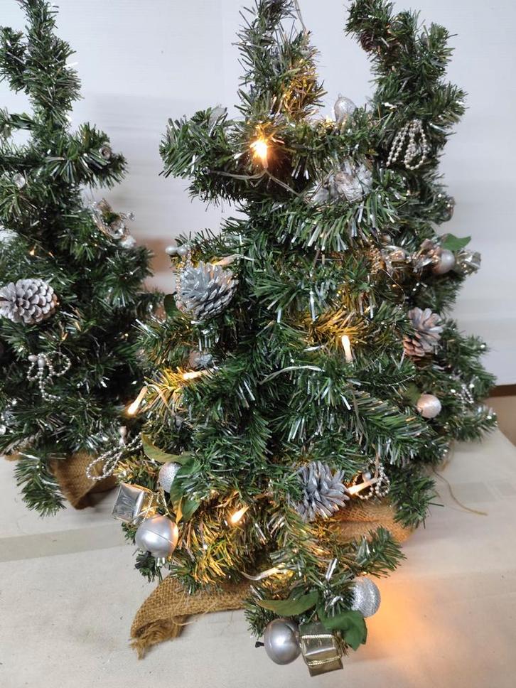 Kerstboompjes op voet met jutte stof afgewerkt. H: 58 cm., Diversen, Kerst, Zo goed als nieuw, Ophalen