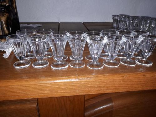 16 anciens verres a liqueurs pouvant  convenir pour cave a l, Antiek en Kunst, Antiek | Glaswerk en Kristal, Ophalen of Verzenden