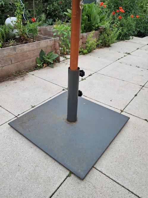 Nette grote stevige parasol . Met voet inbegrepen, Tuin en Terras, Parasols, Gebruikt, Verstelbaar, Ophalen