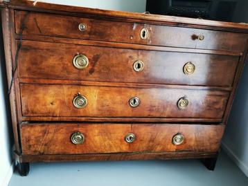 Antieken commode met 4 lades beschikbaar voor biedingen
