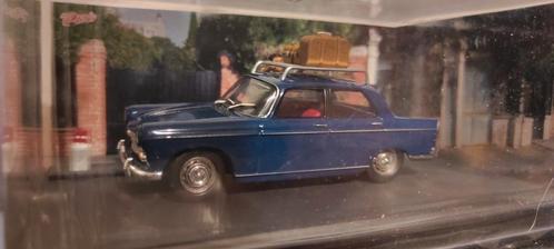 Peugeot 404 blauw, Diorama vakantie, 1:43 in vitrinedoosje, Hobby en Vrije tijd, Modelauto's | 1:43, Nieuw, Ophalen of Verzenden