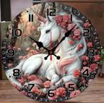 Horloge murale ronde en bois licorne avec fleurs (25cm), Maison & Meubles, Enlèvement ou Envoi, Neuf, Horloge murale