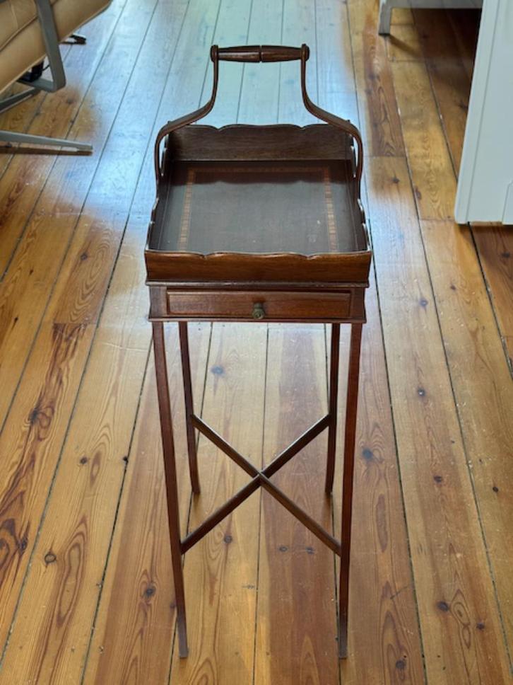 Petit meuble d’appoint en bois avec petit tiroir et poignée, Antiquités & Art, Antiquités | Meubles | Tables, Enlèvement