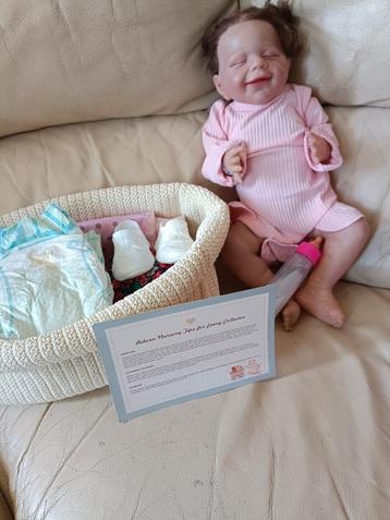 Baby doll avec certificat panier vêtements chaussures et Bib, Enlèvement, Comme neuf, Poupée
