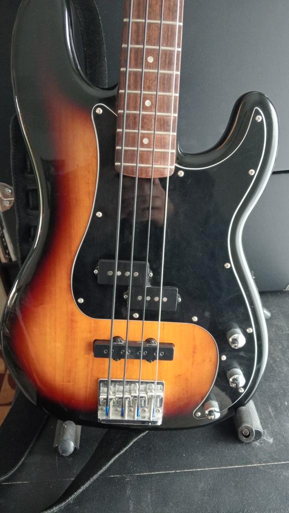 Squier precision bass, Musique & Instruments, Instruments à corde | Guitares | Basses, Enlèvement ou Envoi