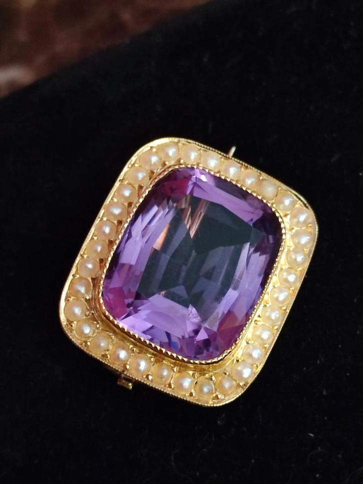 Antieke gouden broche met amethist en zaad parels, 19eeuw, Handtassen en Accessoires, Broches, Zo goed als nieuw, Goud, Goud, Met edelsteen