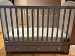 Babybed met lades + matras, Kinderen en Baby's, Minder dan 70 cm, Minder dan 140 cm, Matras, Zo goed als nieuw