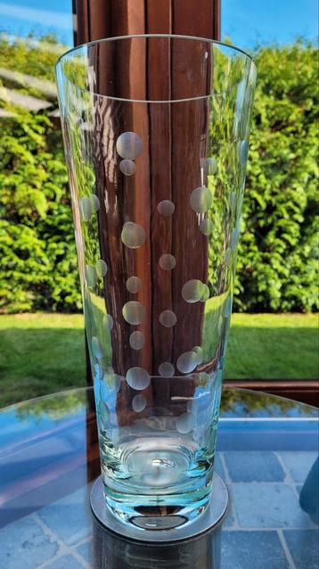 Hoge glazen vaas met fantasie in dik glas beschikbaar voor biedingen