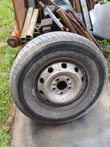 Bestelwagenwiel (225/70 R 15 C) beschikbaar voor biedingen