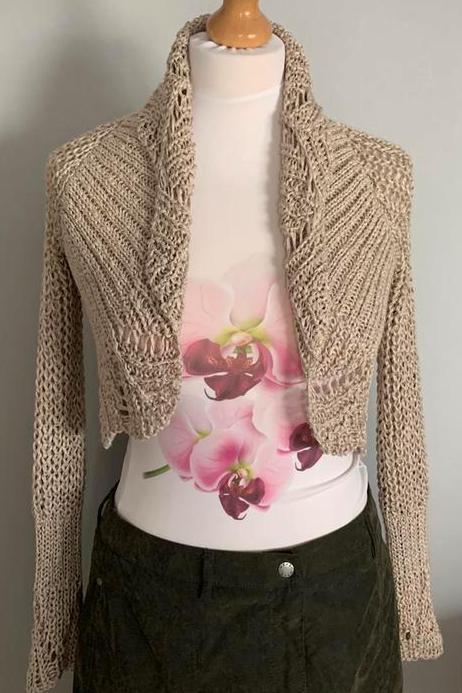 Sono io zeer mooie bolero 38/40 NIEUWSTAAT, Kleding | Dames, Truien en Vesten, Zo goed als nieuw, Maat 38/40 (M), Beige, Ophalen of Verzenden