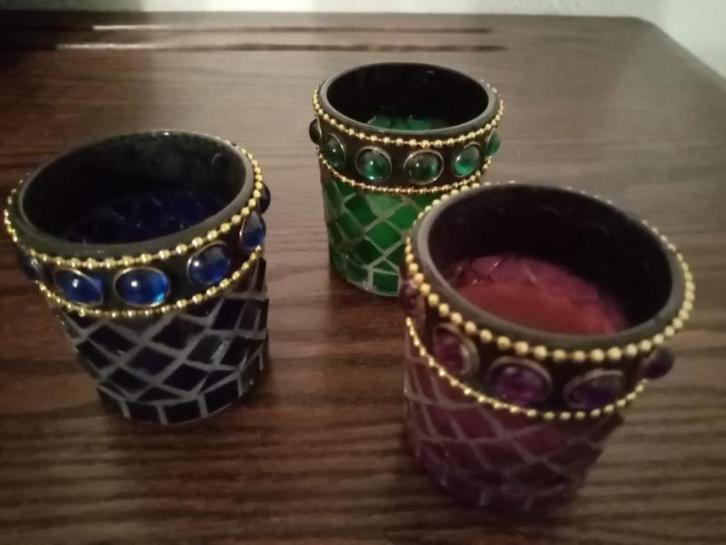 4 theelicht - glazen , 6,5cm / 6cm geslepen gekleurd glas, Diversen, Kerst, Zo goed als nieuw, Ophalen of Verzenden