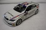 BMW  E90 320si #1 A. Priaulx '1:18 Kyosho 80430429067, Enlèvement ou Envoi, Comme neuf, Voiture, Kyosho