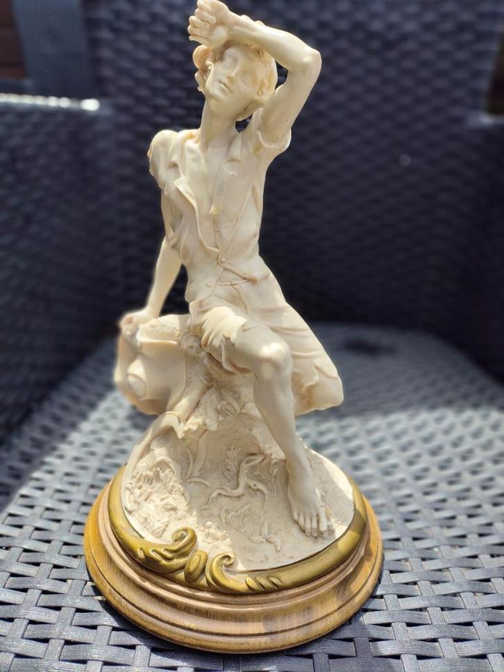 Grand statue Capodimonte, jeune homme, excellent état, Antiek en Kunst, Antiek | Porselein, Ophalen