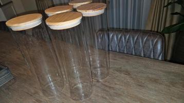 5 stuks voorraadbussen in glas met hout deksels. beschikbaar voor biedingen