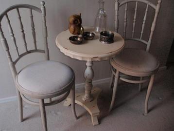 tafeltje en stoelen beschikbaar voor biedingen