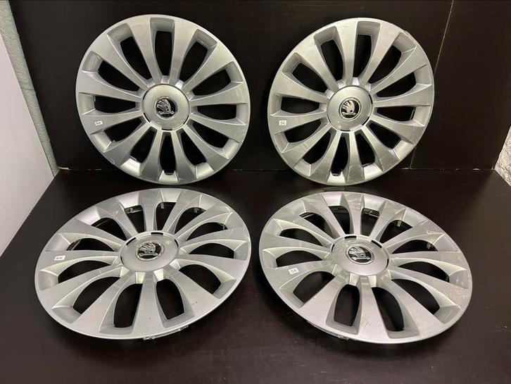 4 Skoda Fabia octavia roomster scala 15" wieldoppen, Auto diversen, Wieldoppen, Gebruikt, Ophalen of Verzenden