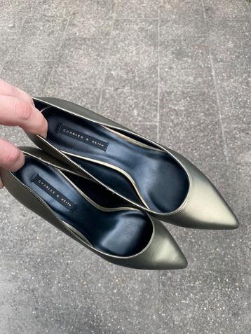 Elegante Charles & Keith Pumps beschikbaar voor biedingen