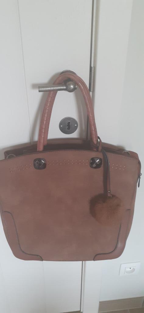 Dameshandtas in nieuwstaat, Handtassen en Accessoires, Tassen | Damestassen, Nieuw, Handtas, Bruin, Ophalen of Verzenden