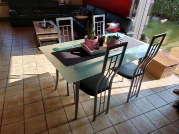 Glazen tafel met 4 stoelen  beschikbaar voor biedingen