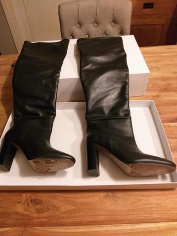 Laarzen met hak. beschikbaar voor biedingen