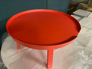 Table MUUTO designer Large rouge  beschikbaar voor biedingen