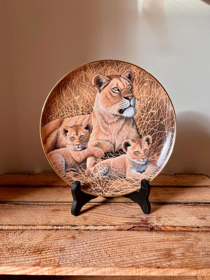 Assiette de collection Lionnes Franklin Mint avec oursons, Collections, Collections Animaux, Comme neuf, Autres types, Animal sauvage