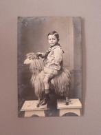 oude foto kind jongetje op speelgoed schaap, Verzamelen, Verzenden, Foto, Zo goed als nieuw, Voor 1940