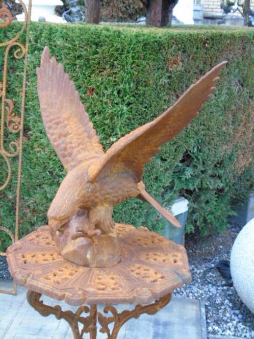 Roestig gietijzeren beeld van een adelaar op een rots..., Tuin en Terras, Tuinwanddecoratie, Nieuw, Ophalen