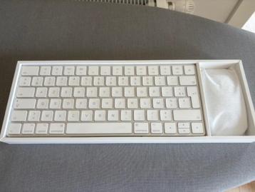 Magic Keyboard met magic Mouse 2 en oplaadkabel lightning beschikbaar voor biedingen