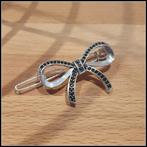 Speld met strik, Ophalen of Verzenden, Zo goed als nieuw, Figuurtje, Speldje of Pin