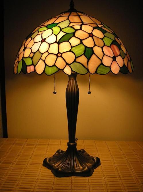 Tiffany tafellamp met kleurige bloemen, Antiek en Kunst, Antiek | Glaswerk en Kristal, Ophalen