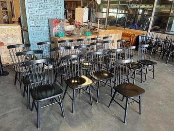 19 Scandinavische Spijlenstoelen kleur Zwart beschikbaar voor biedingen