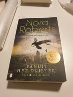 Nora Roberts - Vanuit het duister.  Boek 2 VAN DE BRON, Ophalen of Verzenden, Zo goed als nieuw, Nora Roberts