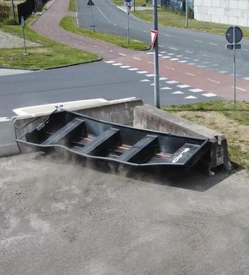 Bijna nieuw, 5 meter HDPE boot. Klein krasje linksachter. beschikbaar voor biedingen