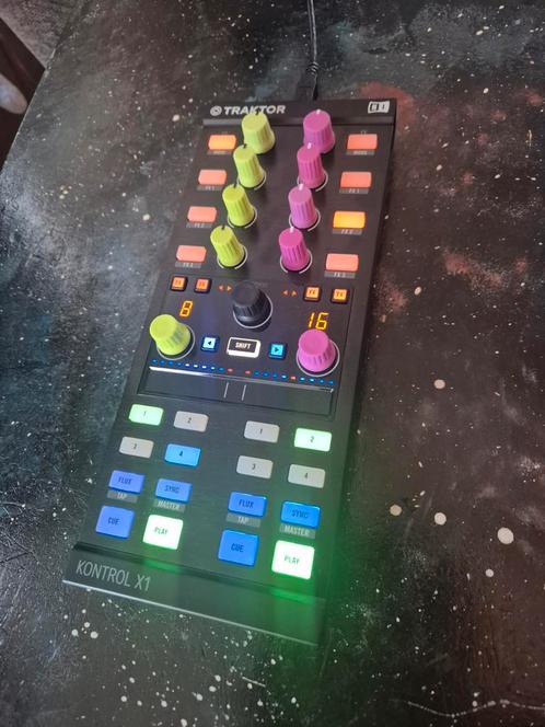 Traktor Kontrol X1 MK2, Muziek en Instrumenten, Midi-apparatuur, Zo goed als nieuw, Ophalen