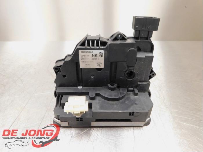 Serrure portière mécanique 4portes arrière gauche d'un Op, Autos : Pièces & Accessoires, Carrosserie & Tôlerie, Opel, Utilisé