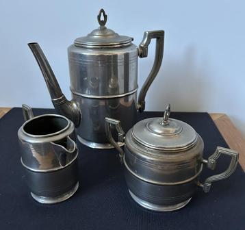 Ensemble vintage en métal : cafetière avec pot à sucre et à 