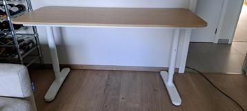 bureau in hoogte instelbaar 140X60 met ladenblokje beschikbaar voor biedingen