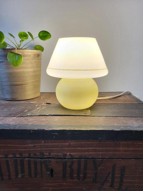 Lampe de table Mushroom modèle jaune pastel et blanc mat, Maison & Meubles, Lampes | Lampes de table, Verre, Enlèvement ou Envoi