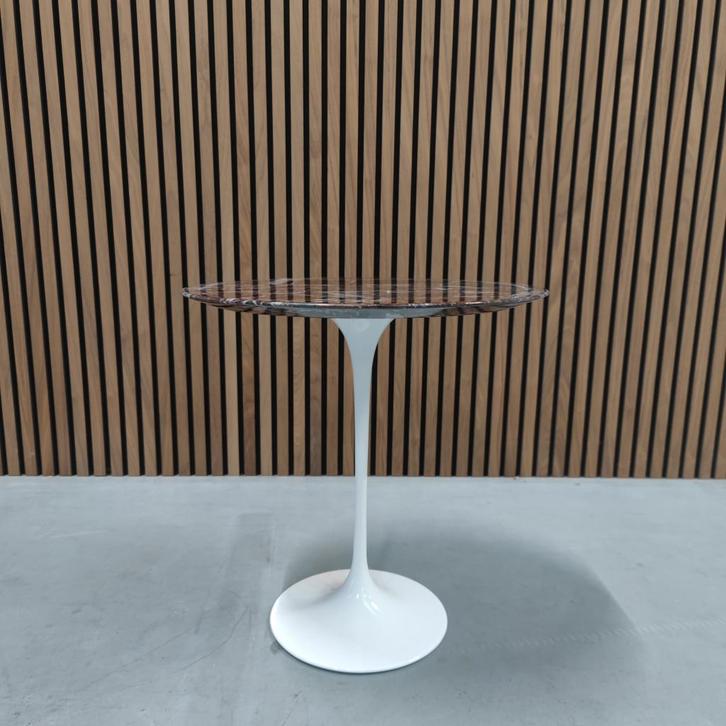 Knoll Saarinen Low Table - Bijzettafel Rosso Rubino ø 51 cm, Antiek en Kunst, Antiek | Meubels | Stoelen en Sofa's, Ophalen of Verzenden
