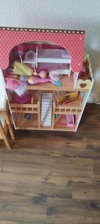 Poppenhuis met poppen + Barbies, Kinderen en Baby's, Speelgoed | Houten speelgoed, Ophalen, Gebruikt
