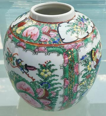 Mooie chinese vaas met stempel van Famille en bord beschikbaar voor biedingen