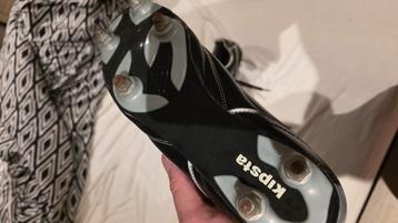Une paire de chaussures taille 43 + protège-tibias et bas, Enlèvement ou Envoi, Comme neuf