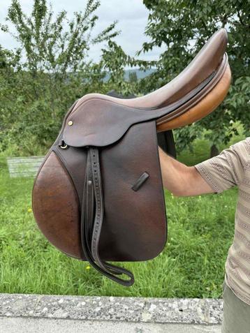 Frans leren zadel van het type CSO van het type 17,5" beschikbaar voor biedingen