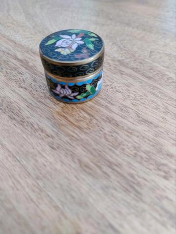 Pillendoosje in cloisonné beschikbaar voor biedingen