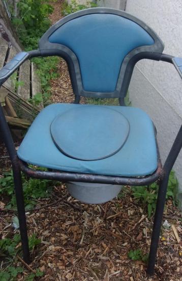 stoel met gaatjes beschikbaar voor biedingen