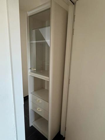 Vitrine- of boekenkast beschikbaar voor biedingen