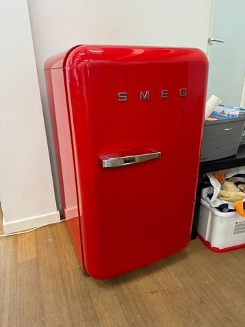 Rode SMEG koelkast klein disponible aux enchères