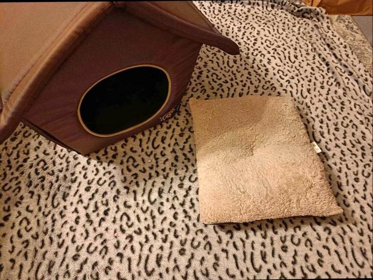 Panier pour chien en forme de maison, Dieren en Toebehoren, Hondenmanden, Zo goed als nieuw, Ophalen